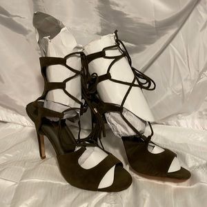 Sz 10 Jubilee Olive Heels